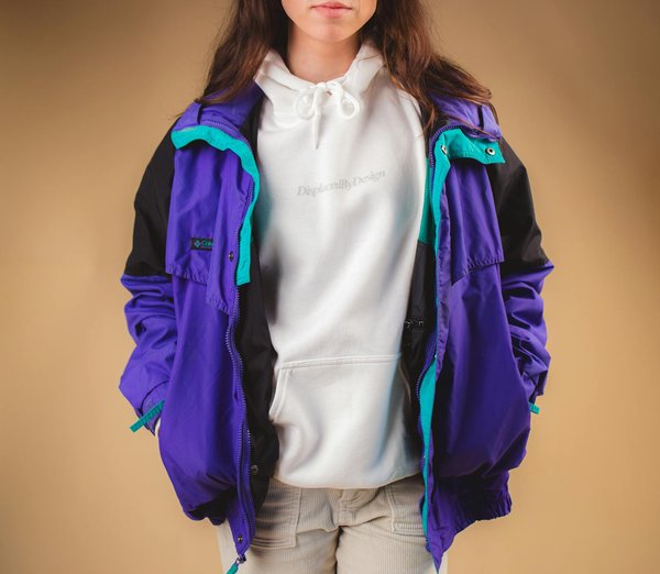 Élevez votre style : 10 astuces pour mettre en valeur vos robes longues asymétriques lors d'une soirée élégante !